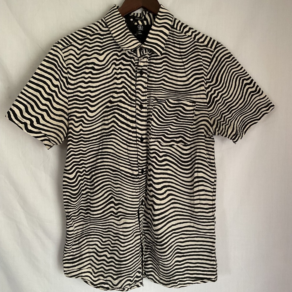Volcom Modern Fit Button Up Shirt Short Sleeve Wave Pattern Small
